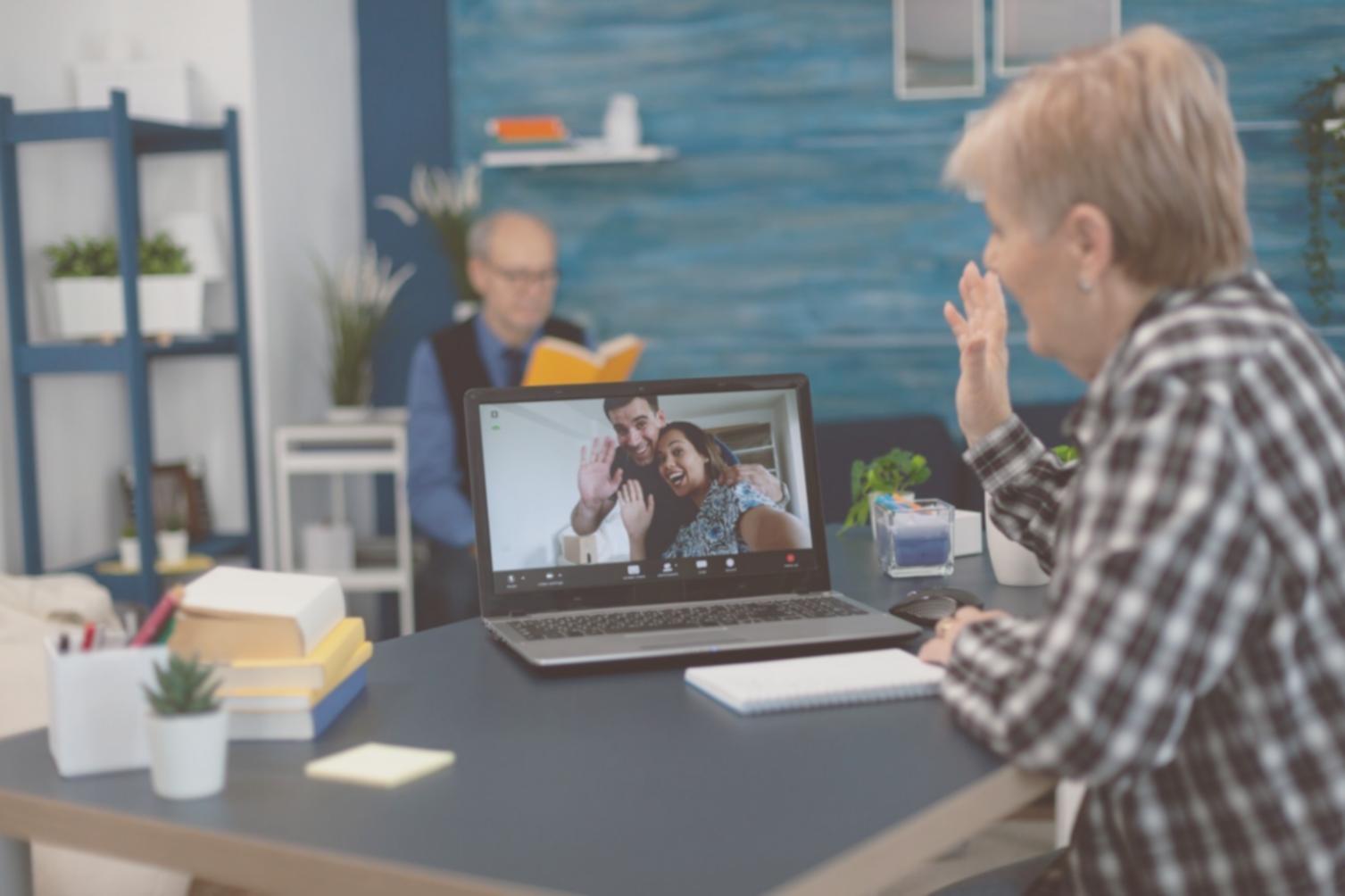 Professionnel analysant des documents financiers lors d'une préparation d'audit