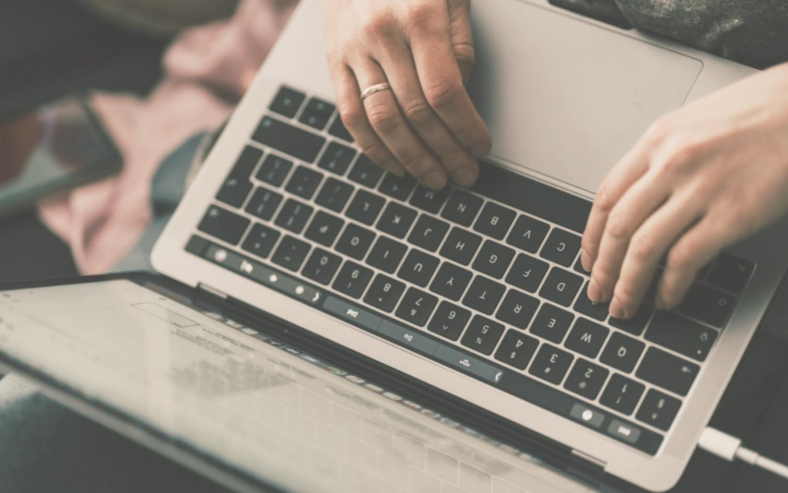 Équipe travaillant sur la consolidation des données financières